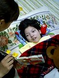 絵本を読んでもらってご機嫌
