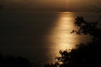 つづらお崎の夕日が映る奥琵琶湖