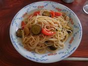 お昼ご飯のパスタ(ウィンナ、茄子、トマト)