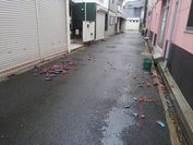 前の道路に飛び散った瓦