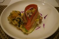鰤と大根のコンソメ煮のムニエル　鳥取産ブランド松葉蟹と菜の花乗せ　グレープフルーツのソース　紫菊花散らして